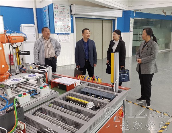 专家组实地考察工业机器人实训室